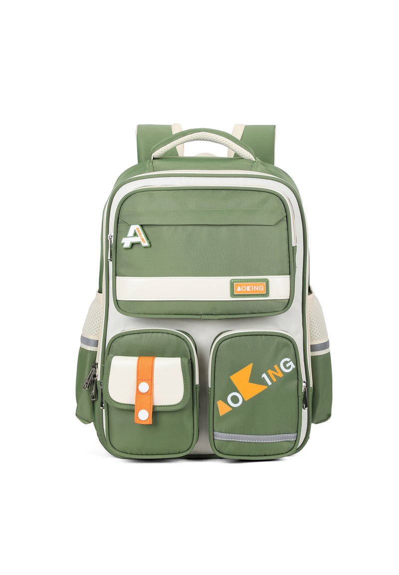 Zaino verde con due tasche frontali con zip, dettagli arancioni e bianchi, spallacci imbottiti e logo. Realizzato in tessuto resistente.