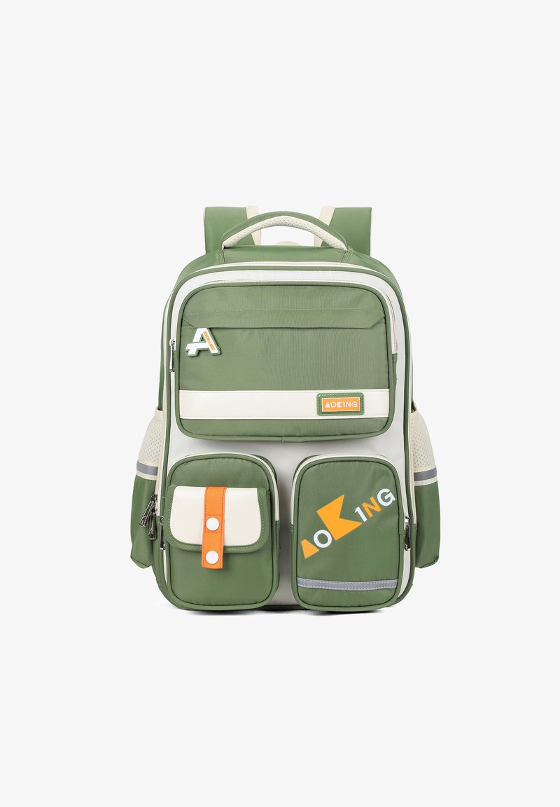 Zaino verde con due tasche frontali con zip, dettagli arancioni e bianchi, spallacci imbottiti e logo. Realizzato in tessuto resistente.