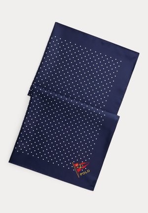 Marineblåt silketørklæde med hvide polkaprikker og en rød Polo flag-logo broderet i et hjørne, lagt fladt med et fold.