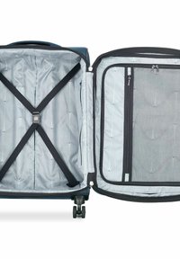 Maleta expandable en azul oscuro con un exterior texturizado. El interior cuenta con un forro gris, correas cruzadas y un bolsillo de malla con cremallera para mayor organización.