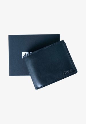 Czarny skórzany portfel o gładkiej fakturze, smukłym designie i widocznych szwach. Zapakowany w eleganckie czarne pudełko z logo.