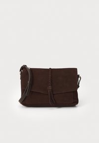 Borsa in suede marrone con un accento intrecciato e dettaglio a frange. Forma rettangolare, dotata di una tracolla staccabile e chiusura a flap.