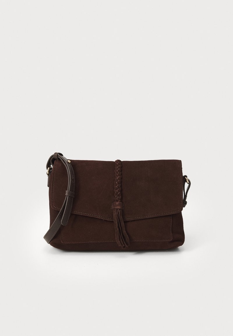Borsa in suede marrone con un accento intrecciato e dettaglio a frange. Forma rettangolare, dotata di una tracolla staccabile e chiusura a flap.
