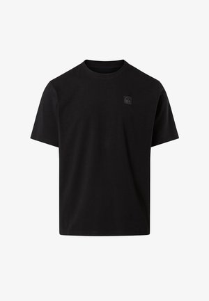 Schwarzes Baumwoll-T-Shirt mit kurzen Ärmeln, Rundhalsausschnitt und einem kleinen schwarzen Logopatch auf der linken Brust. Einfaches, einfarbiges Design.