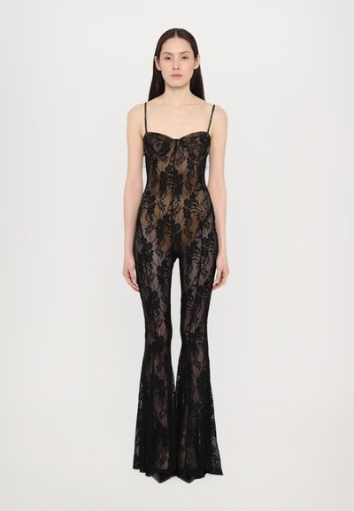 Zwarte kanten jumpsuit met bloemenpatronen, aansluitend torso en uitlopende benen. Heeft dunne bandjes en een semi-doorzichtige textuur.