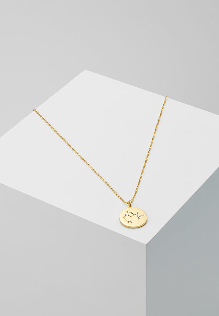 Goldene Halskette mit einem runden Anhänger, der mit einem Sternbilddesign graviert ist. Die Kette ist fein und verlinkt, mit einem glänzenden Finish.