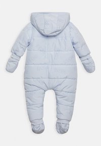 Světle modrá péřová kombinéza na sníh s kapucí, zdobená reliéfním vzorem "BOSS", s elastickými manžetami a integrovanými návleky na nohy pro teplo.