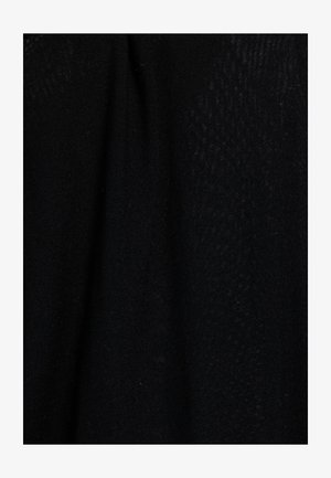 Zwarte stof met een licht gestructureerd oppervlak, dat fijne brei constructie laat zien en subtiele variaties in glans en diepte door het materiaal.