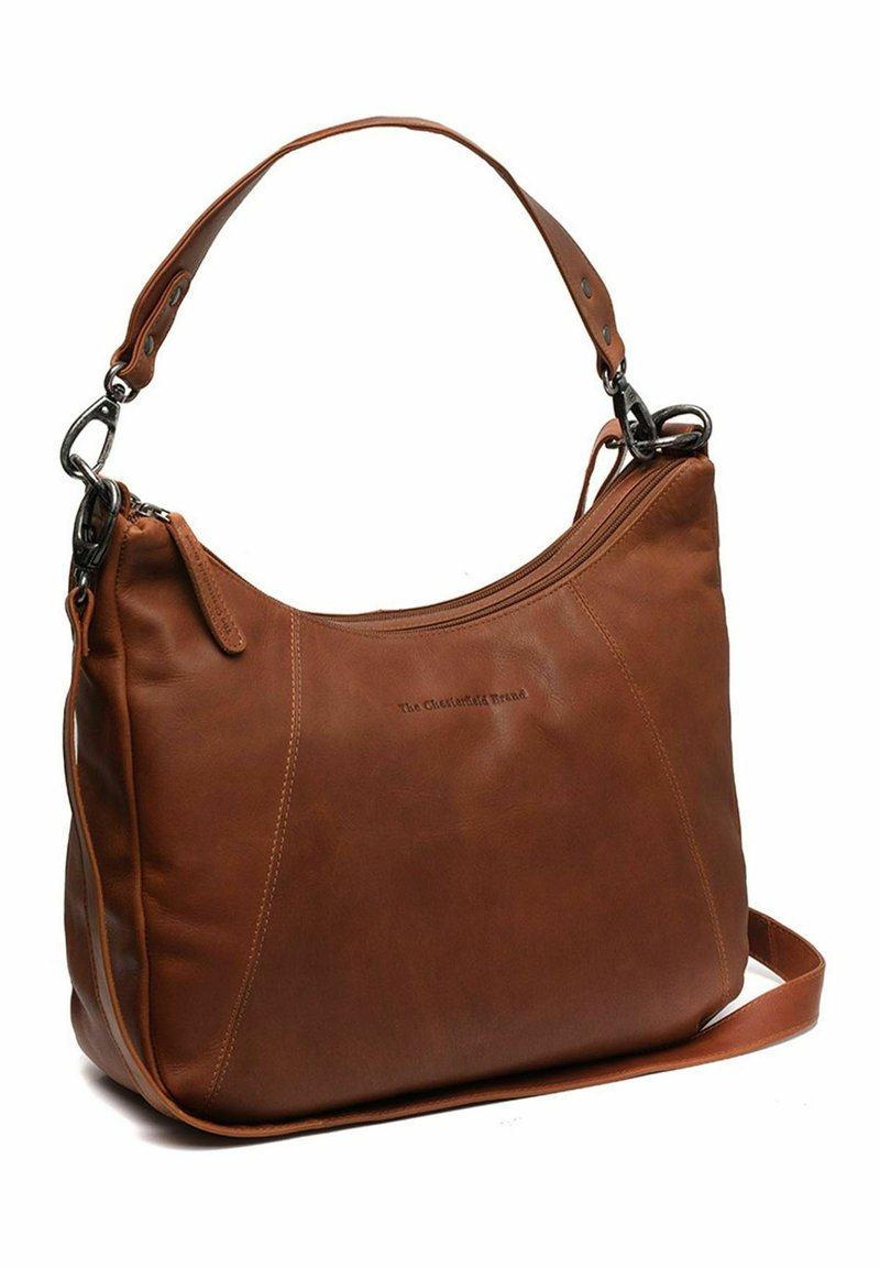 Borsa a spalla in pelle marrone con texture liscia, forma curva, chiusura zip sicura e tracolla regolabile con dettagli in metallo.