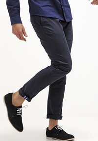 Tommy Hilfiger DENTON - Pantalones chinos - midnight