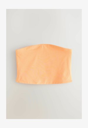 Top bez naramenica breskvaste boje napravljen od glatkog materijala, sa zakrivljenim gornjim rubom i jednostavnom teksturom bez vidljivih uzoraka ili ukrasa.