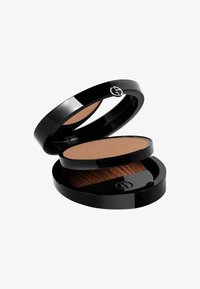 Custodia di polvere compatta nera con un logo, che mostra una tonalità di bronzer all'interno. Include un compartimento per un pennello integrato con setole morbide.