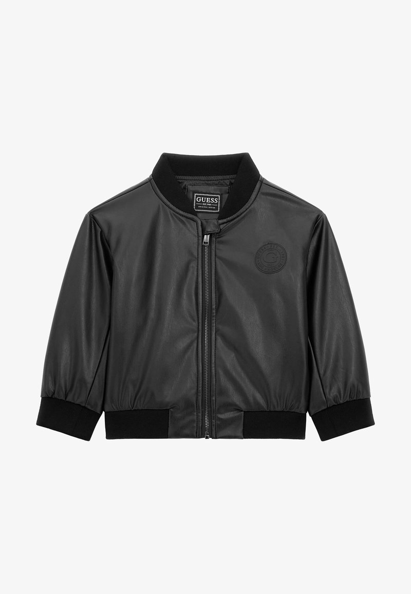 Veste bomber noire en cuir synthétique avec col, poignets et ourlet côtelés, fermeture éclair frontale et logo embossé sur la poitrine gauche.
