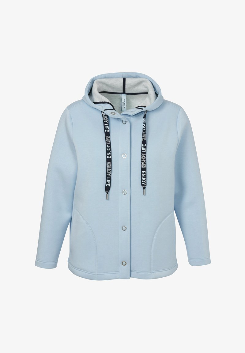 Lichtblauwe gewatteerde jas gemaakt van zachte stof met een ritssluiting, zijzakken en zwarte trekkoorden met de tekst "ENJOY LIFE".