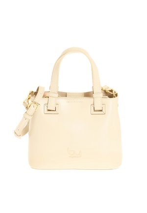 Borsa color crema con due manici superiori, tracolla staccabile con fibbie color oro e un logo discreto sul davanti.