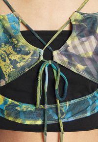 Mehrfarbiger Netz-Crop-Top mit schwarzem Grund. Verfügt über florale Muster in Blau und Grün, verstellbare Bindung am Rücken und gekreuzte Träger.