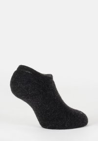 Skarpetka kostkowa w ciemnoszarym dzianinowym materiale, z prążkowaną teksturą i elastycznym mankietem, prezentująca bezszwowy palec dla wygody.