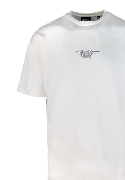 Weißes T-Shirt aus Baumwolle mit rundem Ausschnitt, das ein kleines silbernes Logo "Phobia" auf der Brust trägt. Glatte Textur mit kurzen Ärmeln.
