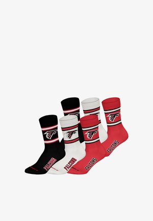 Set van vier sokken in zwart, wit en rood. Elk paar heeft strepen en een merklogo. Gemaakt van stof met een geribbelde textuur.