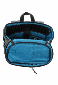 Mochila negra y azul con un asa superior y cierre con cremallera. El interior presenta un forro texturizado azul con patrones en contorno y compartimentos.