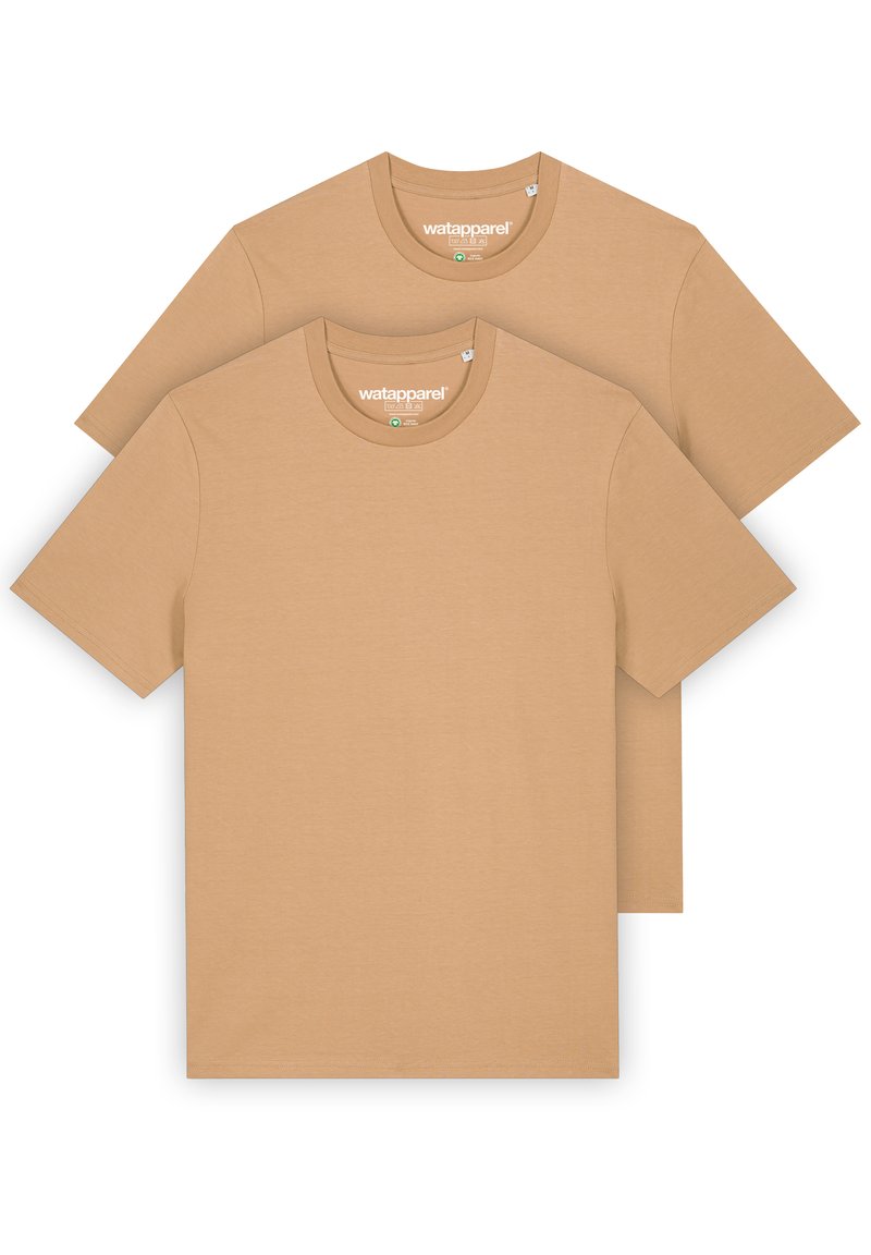 Twee beige katoenen t-shirts met ronde halzen, korte mouwen en een zachte textuur. Etiket op de kraag leest "watapparel."
