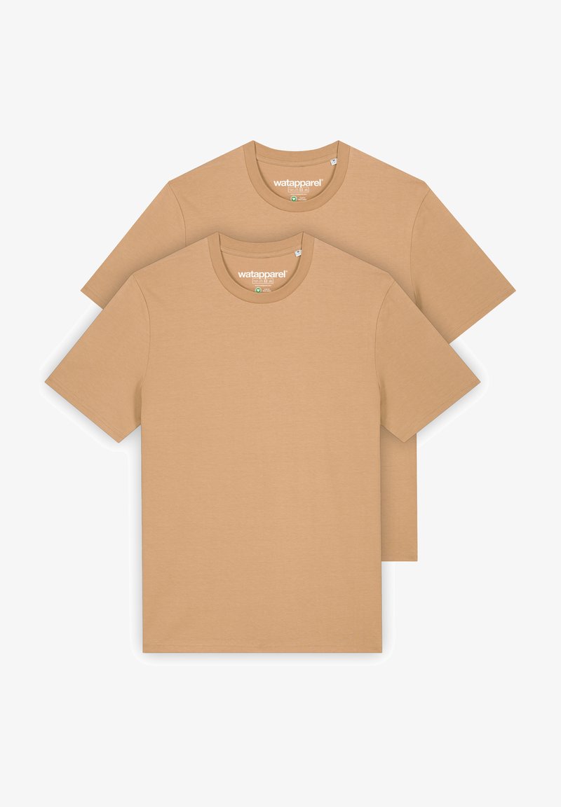Twee beige katoenen t-shirts met ronde halzen, korte mouwen en een zachte textuur. Etiket op de kraag leest "watapparel."