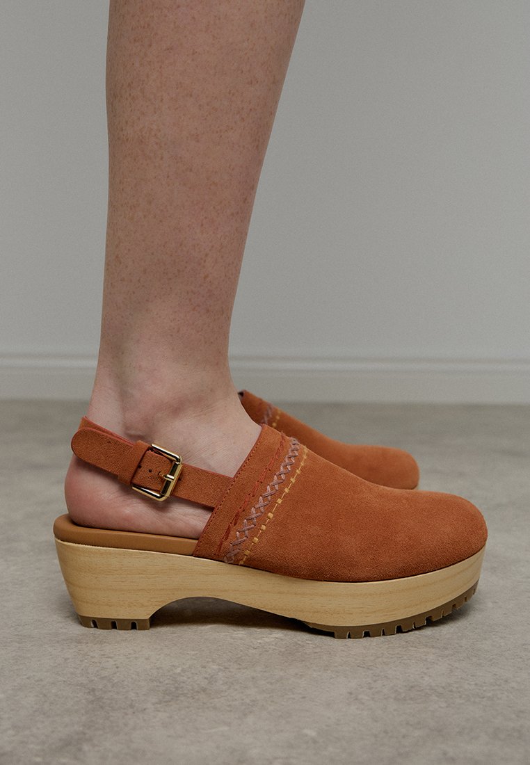 See by Chloé Clogs oranje