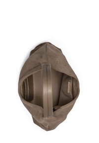 Braune Wildleder-Handtasche mit einer weichen, strukturierten Außenseite. Verfügt über einen Reißverschluss, Lederakzente und eine unstrukturierte Form. Innen ist sie mit einem beigen Futter ausgestattet.
