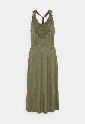 Robe midi sans manches vert olive avec encolure détaillée au crochet, taille élastique et bretelles nouées dans le dos.