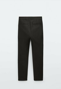 Pantalon noir avec une texture de tissu lisse, coupe ajustée, comprenant deux poches arrière et une ceinture avec une finition soignée.