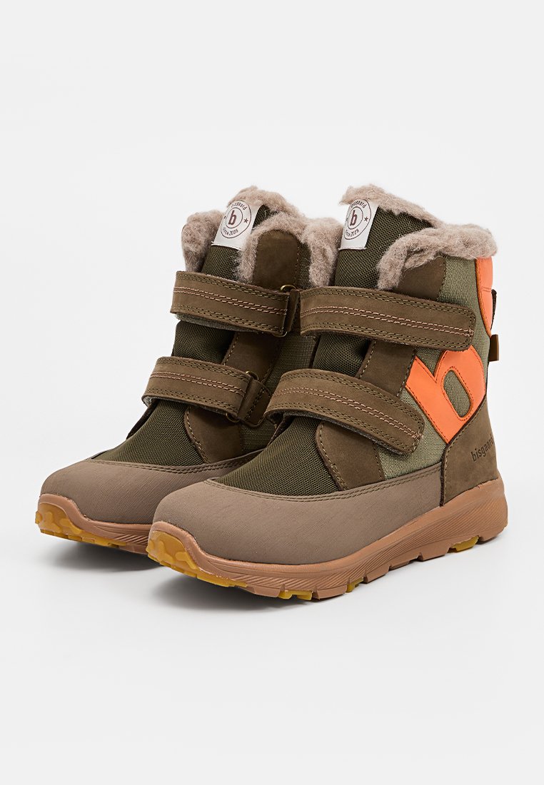 Braune und grüne Knöchelstiefel mit Kunstfellfutter, Klettverschlussriemen, Gummisohle und orangefarbenen Akzenten. Strukturierter Stoff und strapazierfähiges Design.