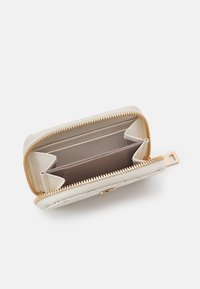 Gegrendeld portemonnee in gestructureerd lichtbeige leer, met meerdere kaartsleuven en een bruine binnenkant, afgewerkt met gouden hardware.