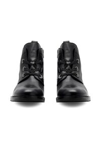 Černé kožené kotníkové boty s hladkým povrchem, kulatou špičkou a šněrováním vpředu. Obsahují robustní kování a plochou gumovou podrážku.