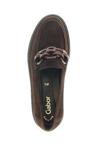 Bruine suede instapper met een kettingdetail over de wreef, ronde neus en een vlakke rubberen zool; beschikt over een gevoerd voetbed met "Gabor" merknaam.