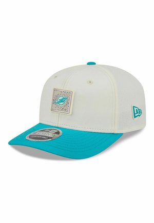 Weißer und türkisfarbener Baseballcap mit Miami Dolphins Logo-Patch auf der Vorderseite und seitlich gesticktem New Era Logo.