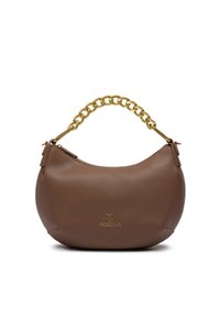 Borsa a mano in pelle marrone con forma curva, superficie testurizzata e una robusta tracolla in catena dorata. Presenta un piccolo logo sul davanti.