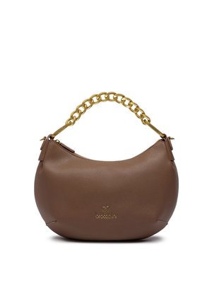 Borsa a mano in pelle marrone con forma curva, superficie testurizzata e una robusta tracolla in catena dorata. Presenta un piccolo logo sul davanti.
