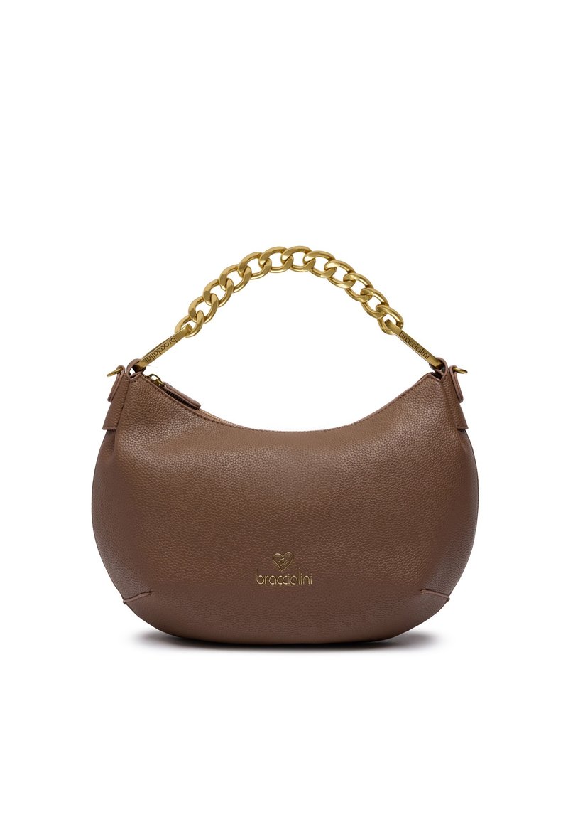 Borsa a mano in pelle marrone con forma curva, superficie testurizzata e una robusta tracolla in catena dorata. Presenta un piccolo logo sul davanti.