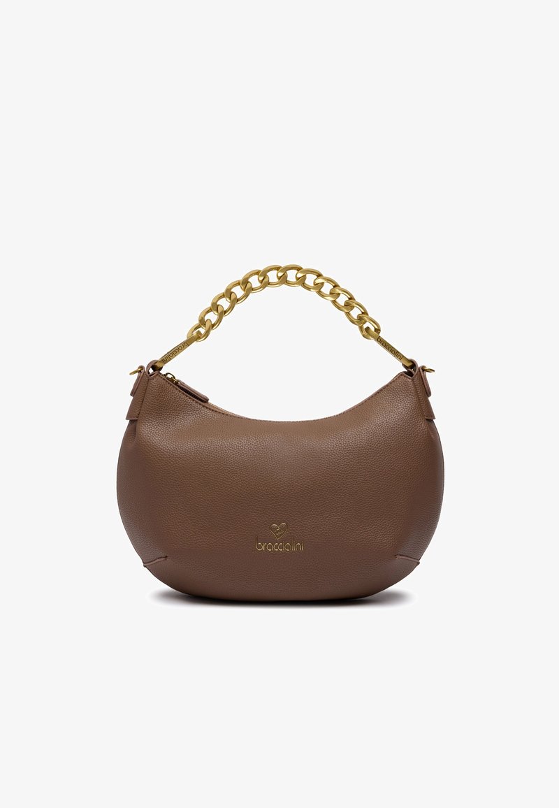 Borsa a mano in pelle marrone con forma curva, superficie testurizzata e una robusta tracolla in catena dorata. Presenta un piccolo logo sul davanti.