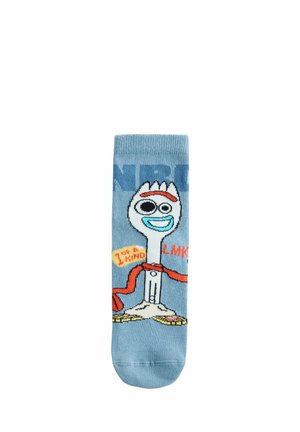 Calcetín deportivo azul con un personaje de tenedor caricaturesco con rostro sonriente, cinta roja y texto: "1 OF A KIND LMK." Material suave y tejido.