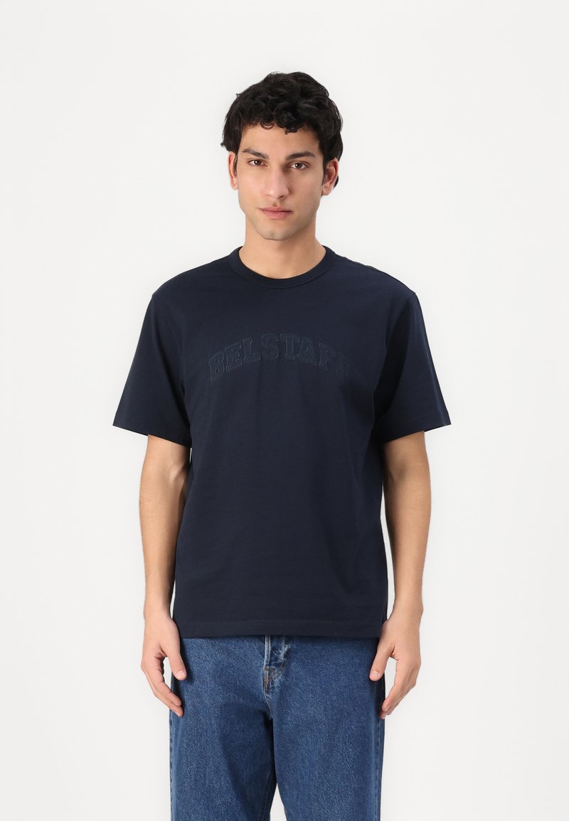 Σκούρο μπλε βαμβακερό μπλουζάκι με στρογγυλή λαιμόκοψη και κοντά μανίκια, που διαθέτει ανάγλυφο, τονικό λογότυπο "BELSTAFF" στο στήθος.
