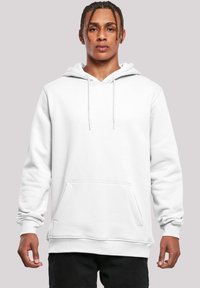 Weißer Baumwoll-Hoodie mit einer frontalen Kängurutasche, Kapuze mit Kordelzug und gerippten Bündchen. Glatte Textur und lässige Passform.