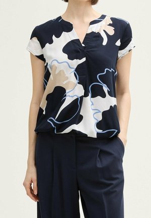 Blouse à manches courtes bleu marine avec un motif floral multicolore, dotée d'un décolleté en V et d'un tissu doux ; contours bleus délicats.