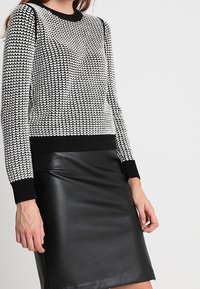 Banana Republic Stickad tröja - beige