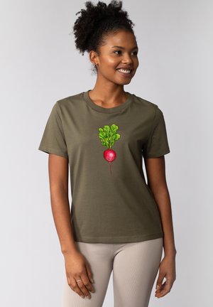 Olijfgroene katoenen T-shirt met korte mouwen, met een levendige rode radijsafbeelding met groene bladeren in het midden. Eenvoudige ronde halslijn.