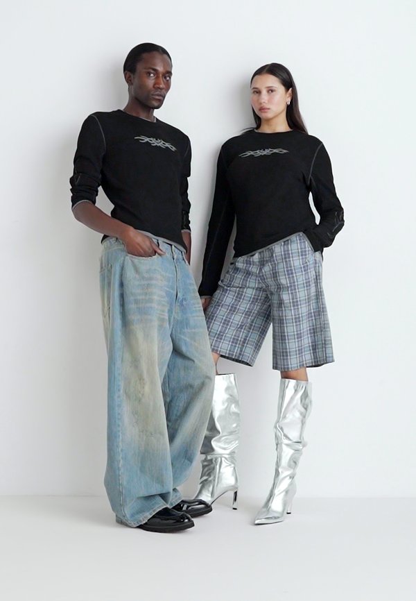 TATTOO APPLIQUE TEE UNISEX - Long sleeved top3