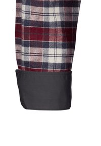 Roter, marineblauer und weißer Karostoff mit glatter Oberfläche, der an einem grauen Bündchen endet. Das Design enthält gleichmäßige quadratische Muster.
