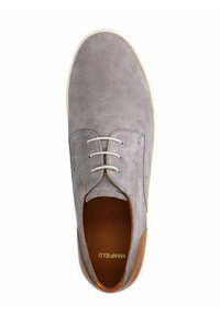 Sneaker in tessuto grigio con superficie testurizzata, dettaglio in pelle marrone a contrasto, lacci bianchi e suola in gomma bianca.