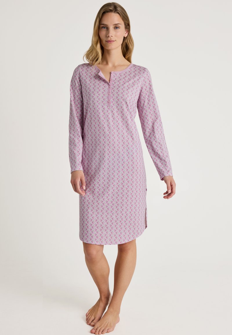 Camicia da notte a maniche lunghe in rosa chiaro con un motivo floreale, caratterizzata da un collo rotondo e una fila di bottoni, realizzata in tessuto morbido.