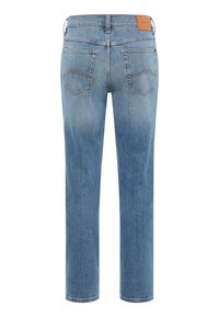 Blå denimjeans som visas bakifrån med två bakfickor, ett lädermärke på midjan och subtil blekning på benen.